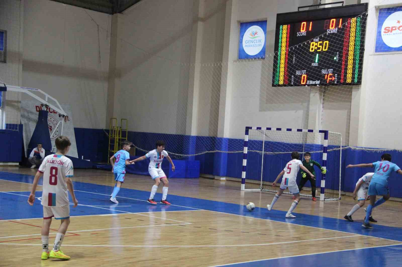 Düzce’de okul sporları futsal şampiyonası heyecanı sürüyor
