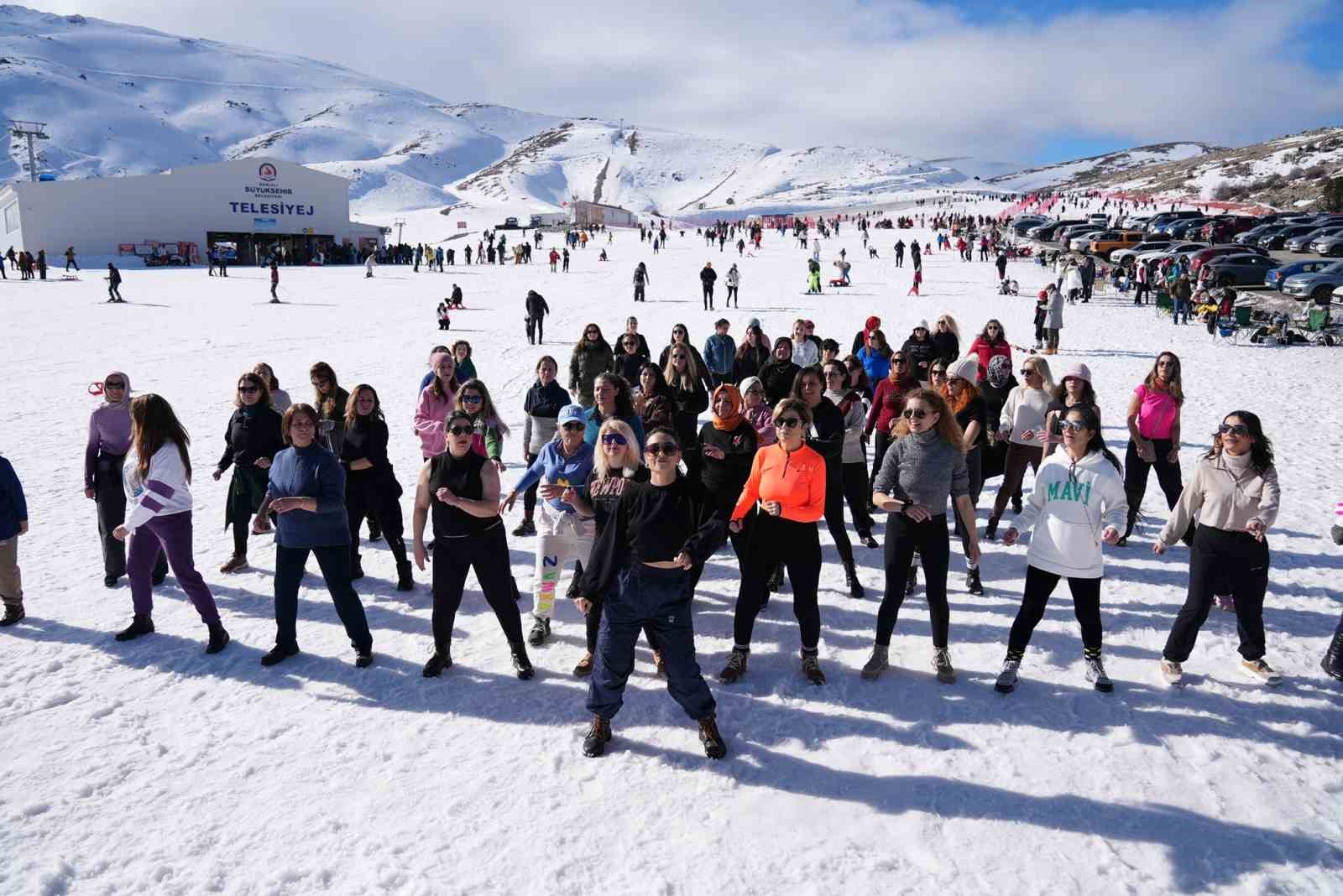 Kadınların kar üstündeki dans gösterisi renkli görüntüler oluşturdu
