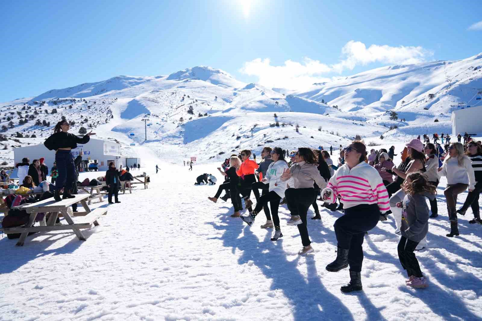 Kadınların kar üstündeki dans gösterisi renkli görüntüler oluşturdu
