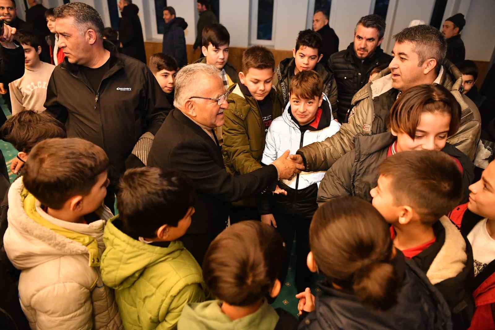 Başkan Büyükklıç, sabah namazı buluşmasında çocuklarla bir araya geldi
