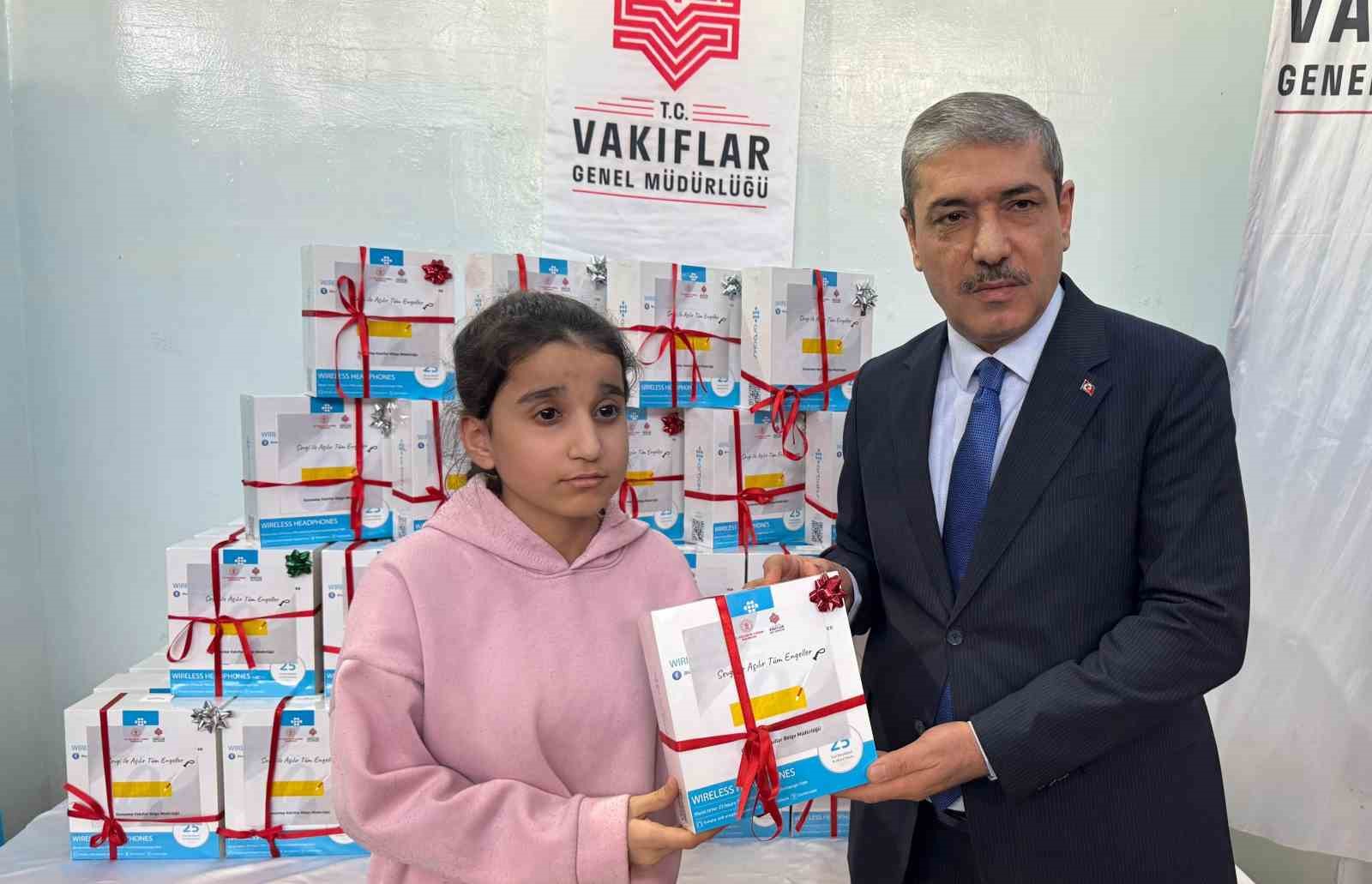 Gaziantep’te görme engelli öğrencilere kulaklık jesti
