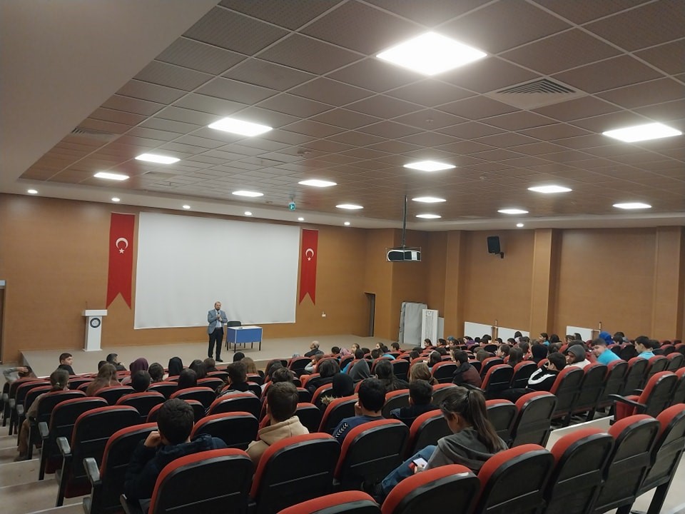 Simav İlçe Müftüsü Hasan Serçe’den öğrencilere seminer
