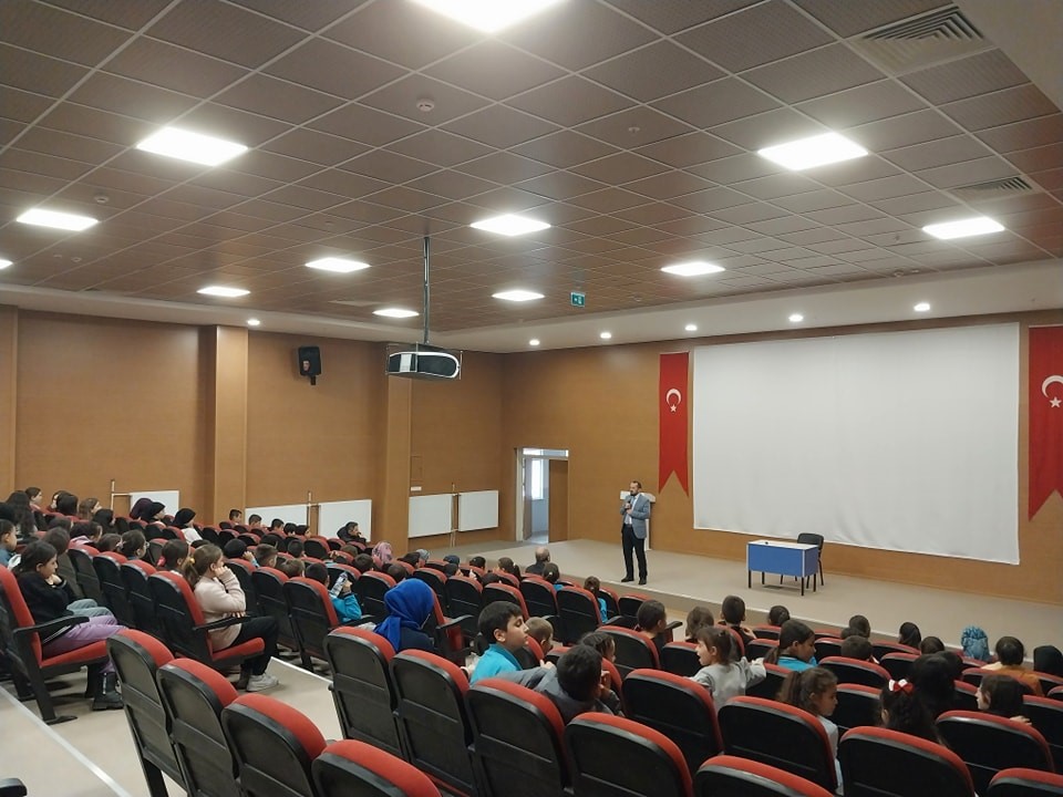 Simav İlçe Müftüsü Hasan Serçe’den öğrencilere seminer
