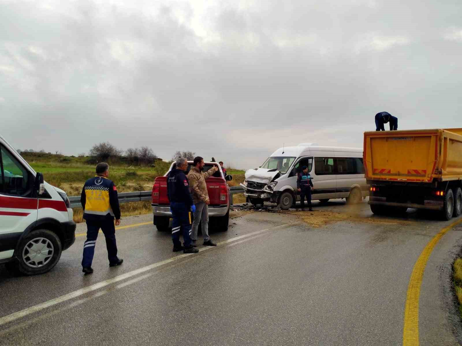 Yolcu minibüsü ile pickup kafa kafaya çarpıştı; 5 yaralı
