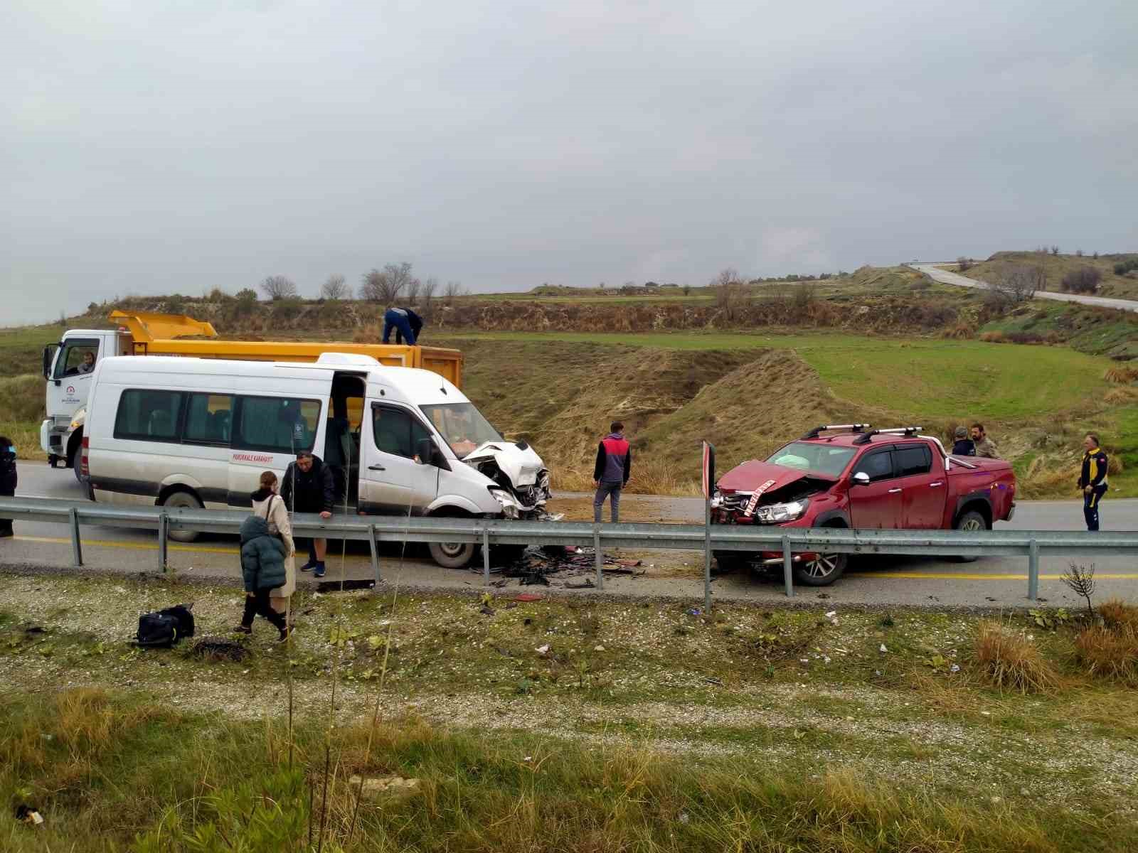 Yolcu minibüsü ile pickup kafa kafaya çarpıştı; 5 yaralı
