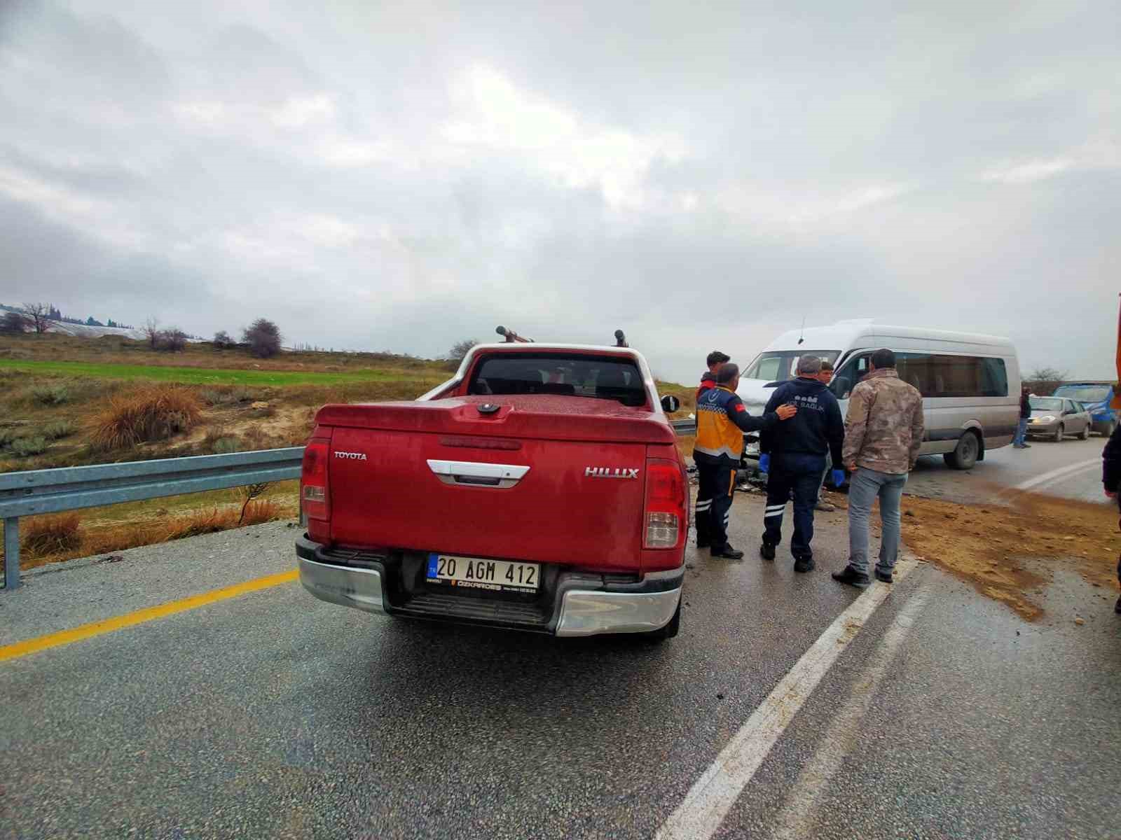 Yolcu minibüsü ile pickup kafa kafaya çarpıştı; 5 yaralı
