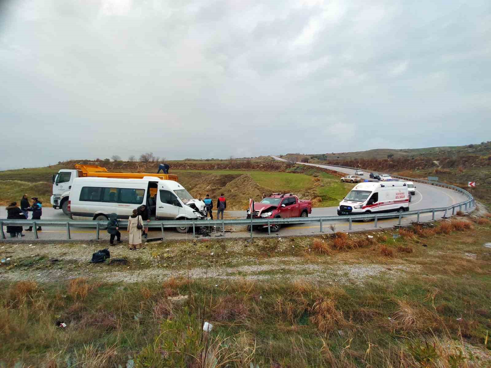 Yolcu minibüsü ile pickup kafa kafaya çarpıştı; 5 yaralı
