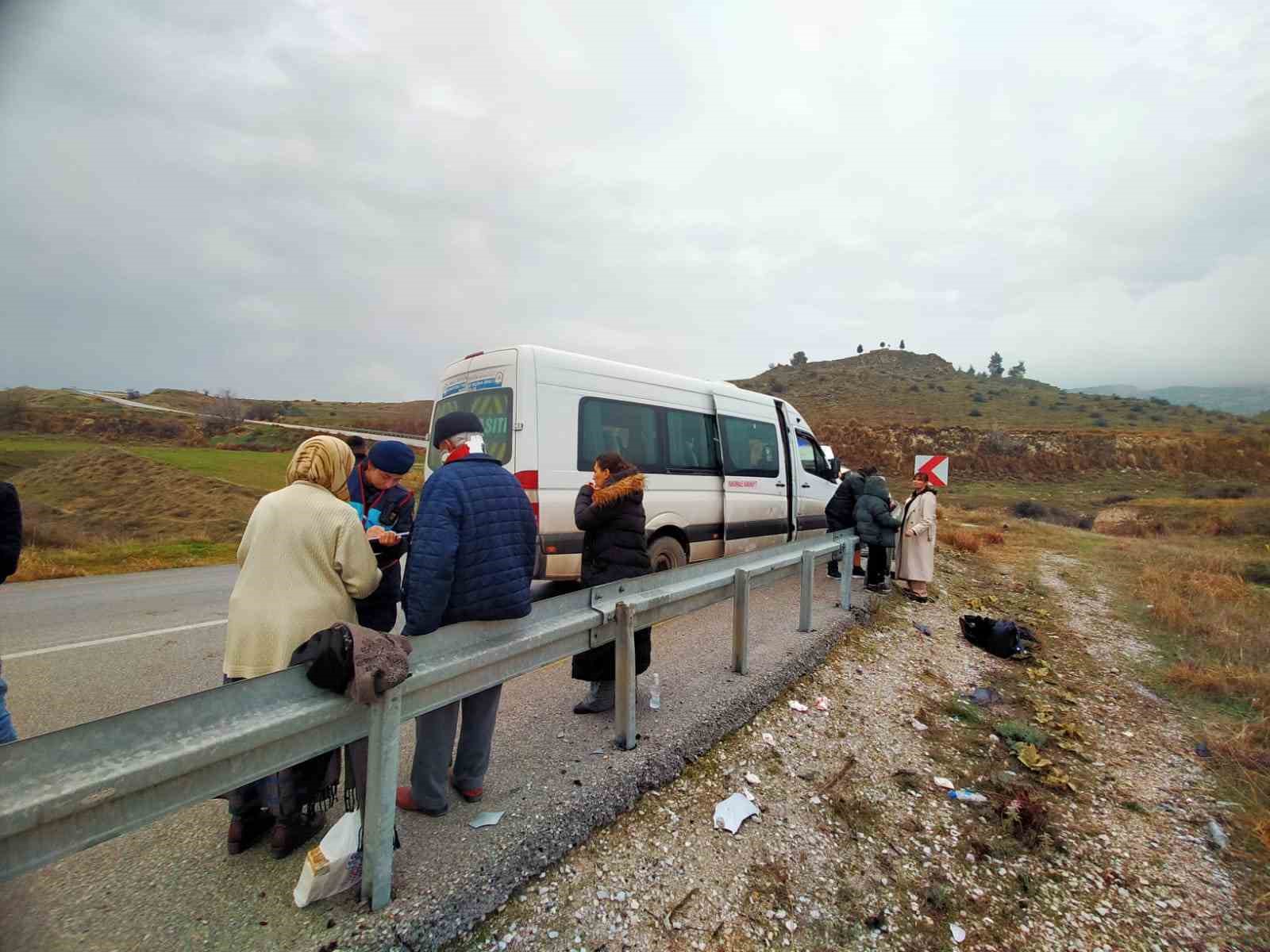 Yolcu minibüsü ile pickup kafa kafaya çarpıştı; 5 yaralı
