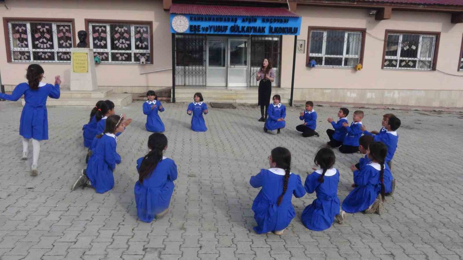 Kahramanmaraş’ta bir okul mavi önlüğe geri döndü
