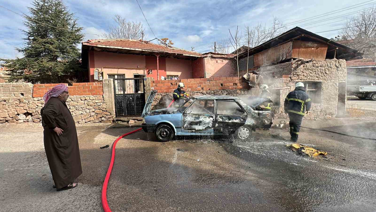 Aksaray’da park halindeki araç alev alev yandı
