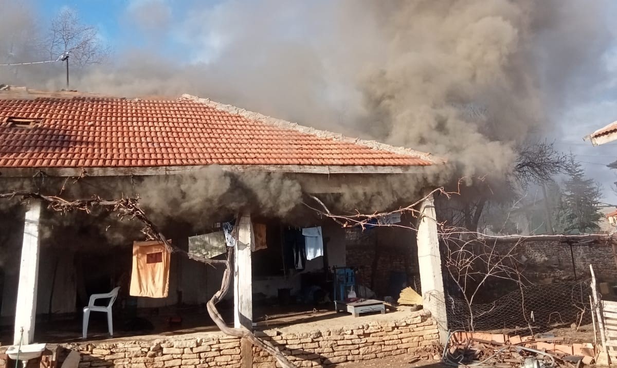 Karaman’da tüp parlaması sonucu çıkan yangında karı-koca yaralandı
