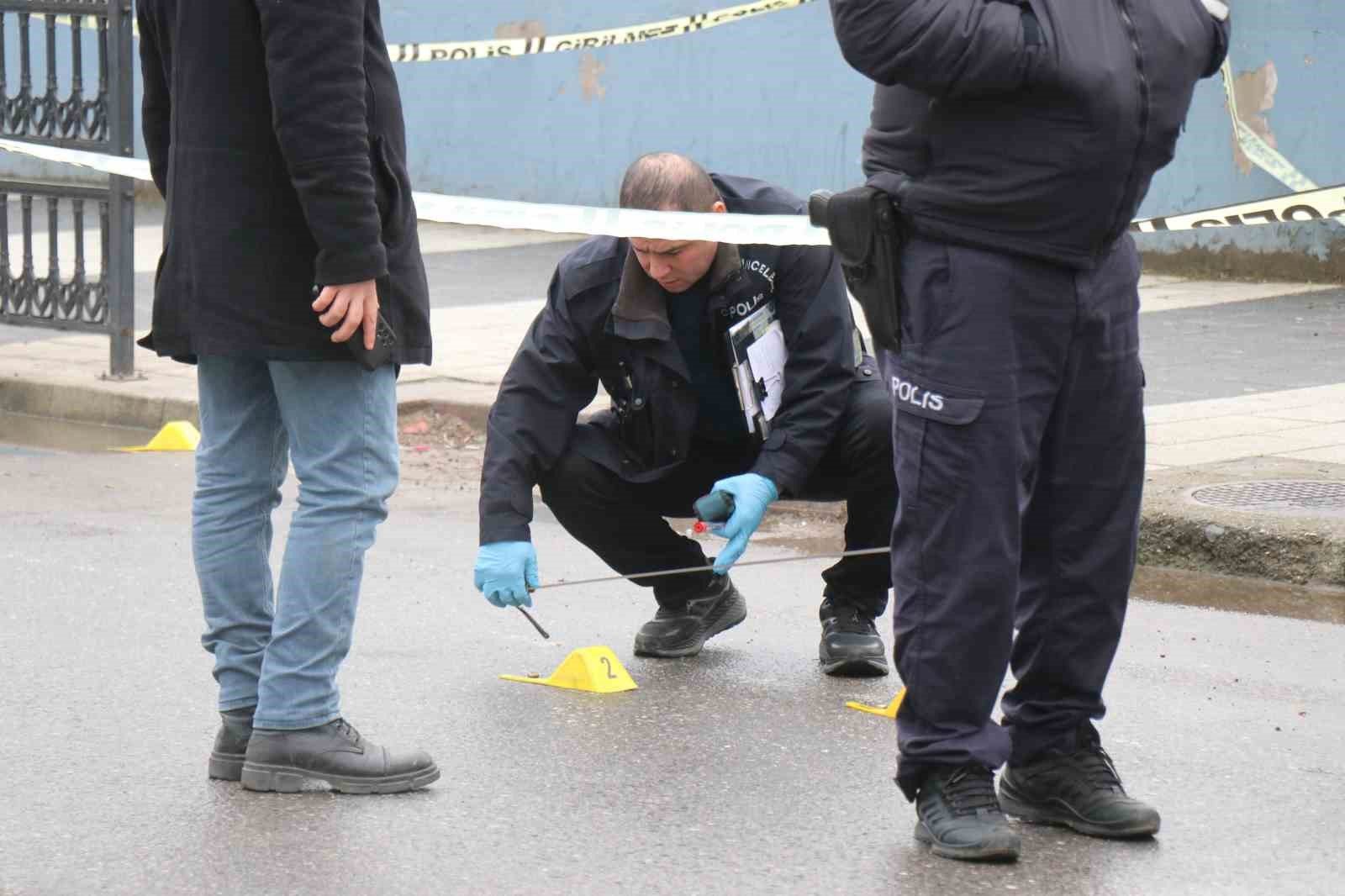 Şehrin göbeğinde silahlı saldırı: Kurşun yağdırıp olay yerinden kaçtı
