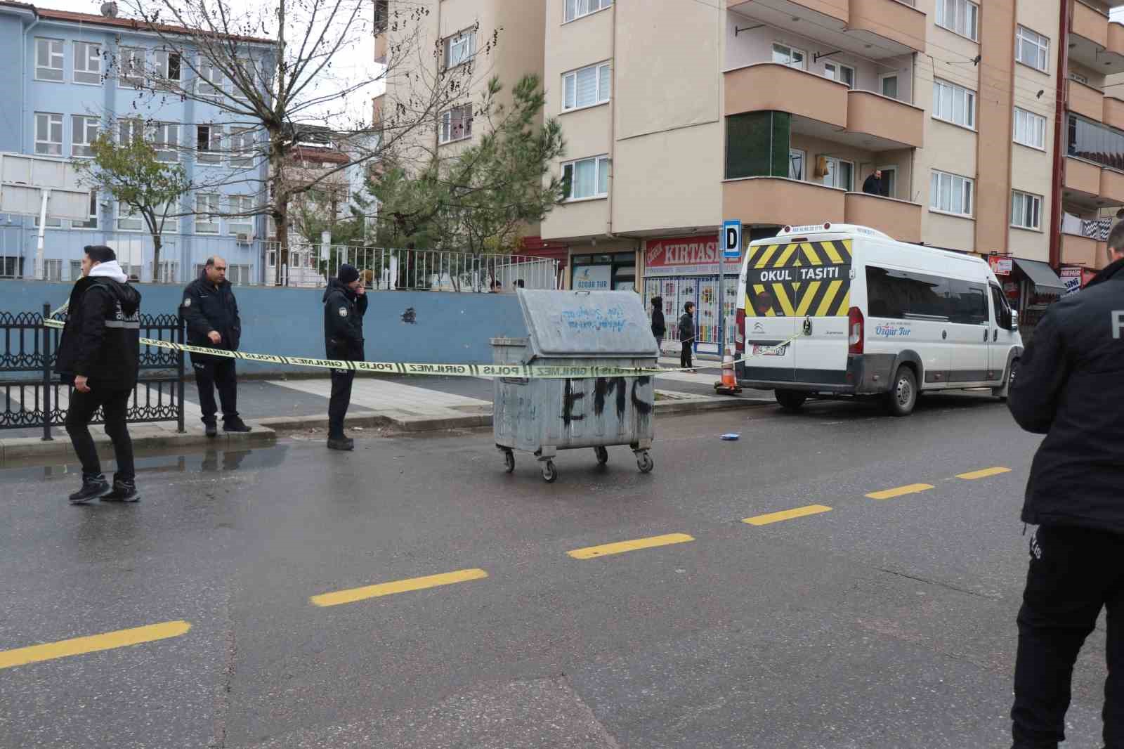 Şehrin göbeğinde silahlı saldırı: Kurşun yağdırıp olay yerinden kaçtı
