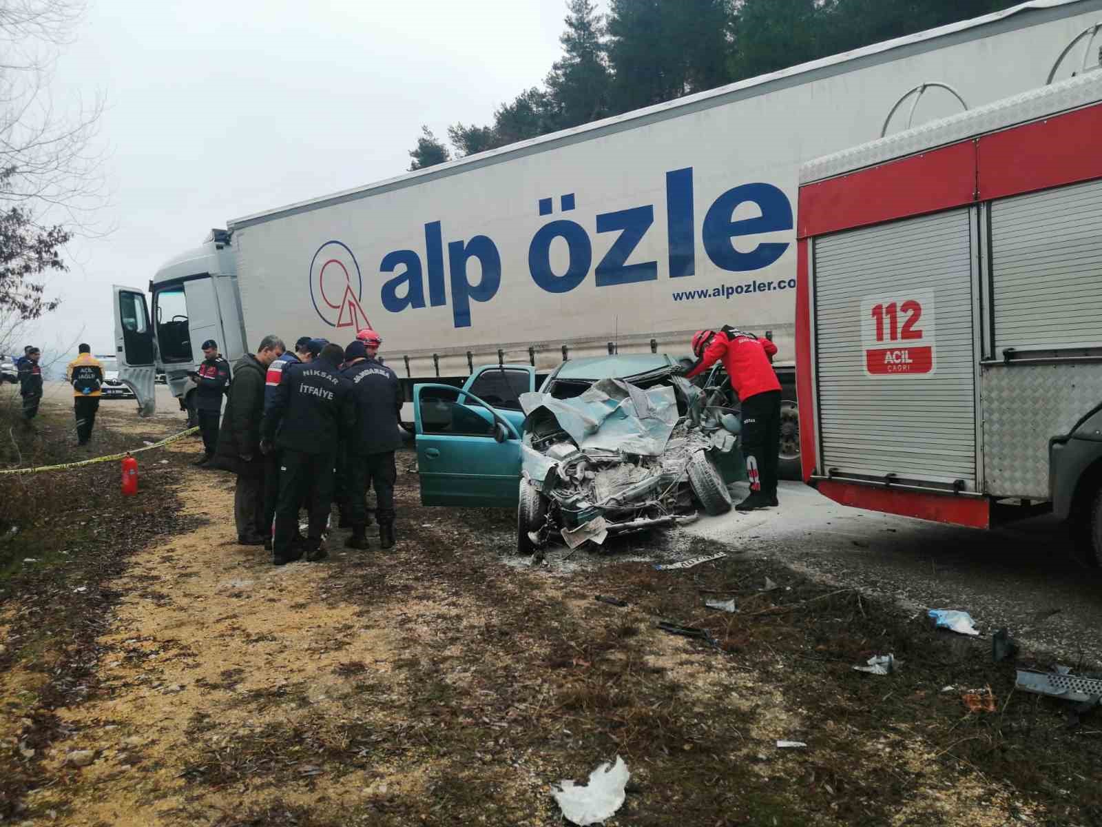 Tıra çarpan Opel marka otomobil 2 kişiye mezar oldu
