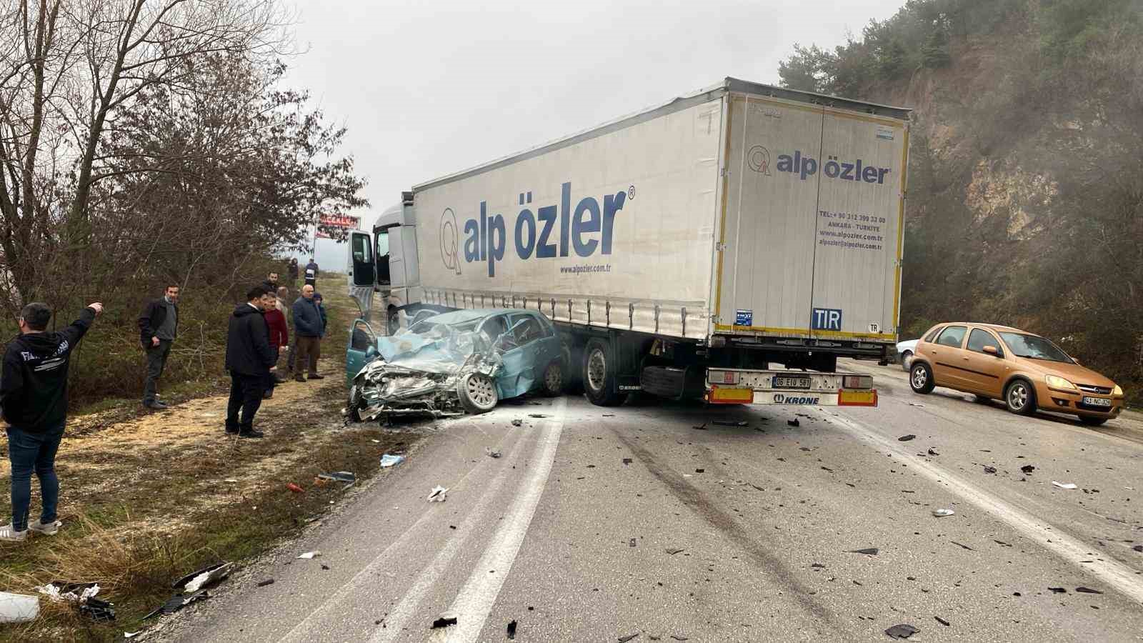 Tıra çarpan Opel marka otomobil 2 kişiye mezar oldu
