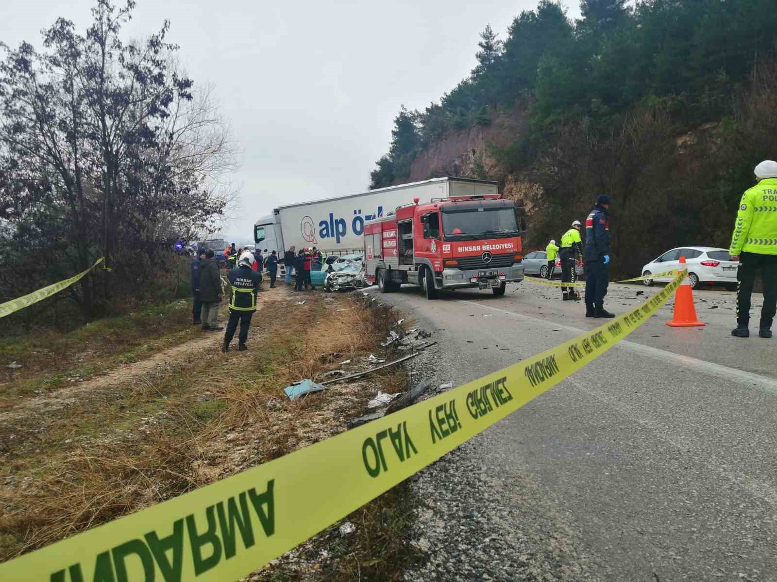 Tıra çarpan Opel marka otomobil 2 kişiye mezar oldu
