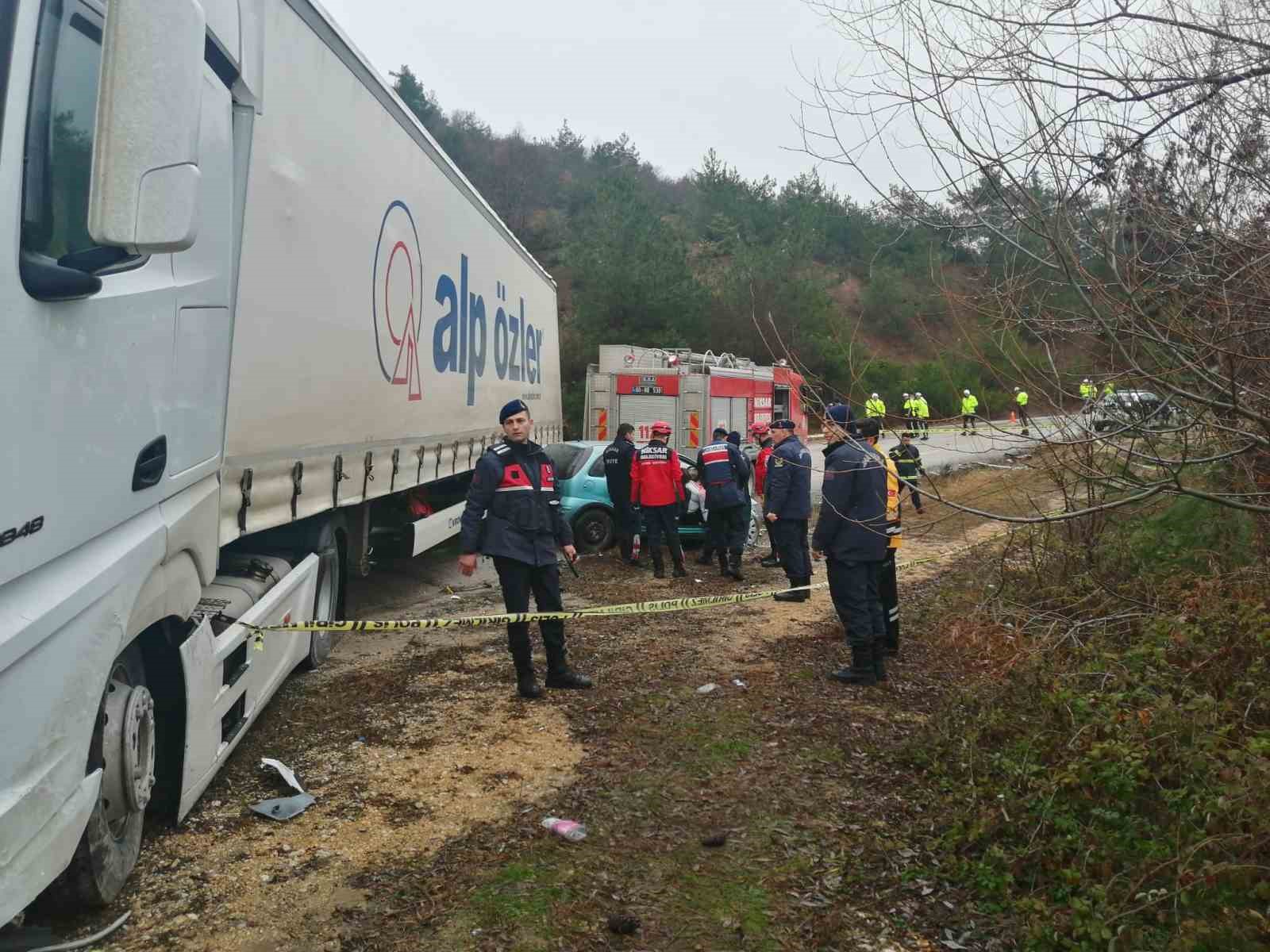 Tıra çarpan Opel marka otomobil 2 kişiye mezar oldu
