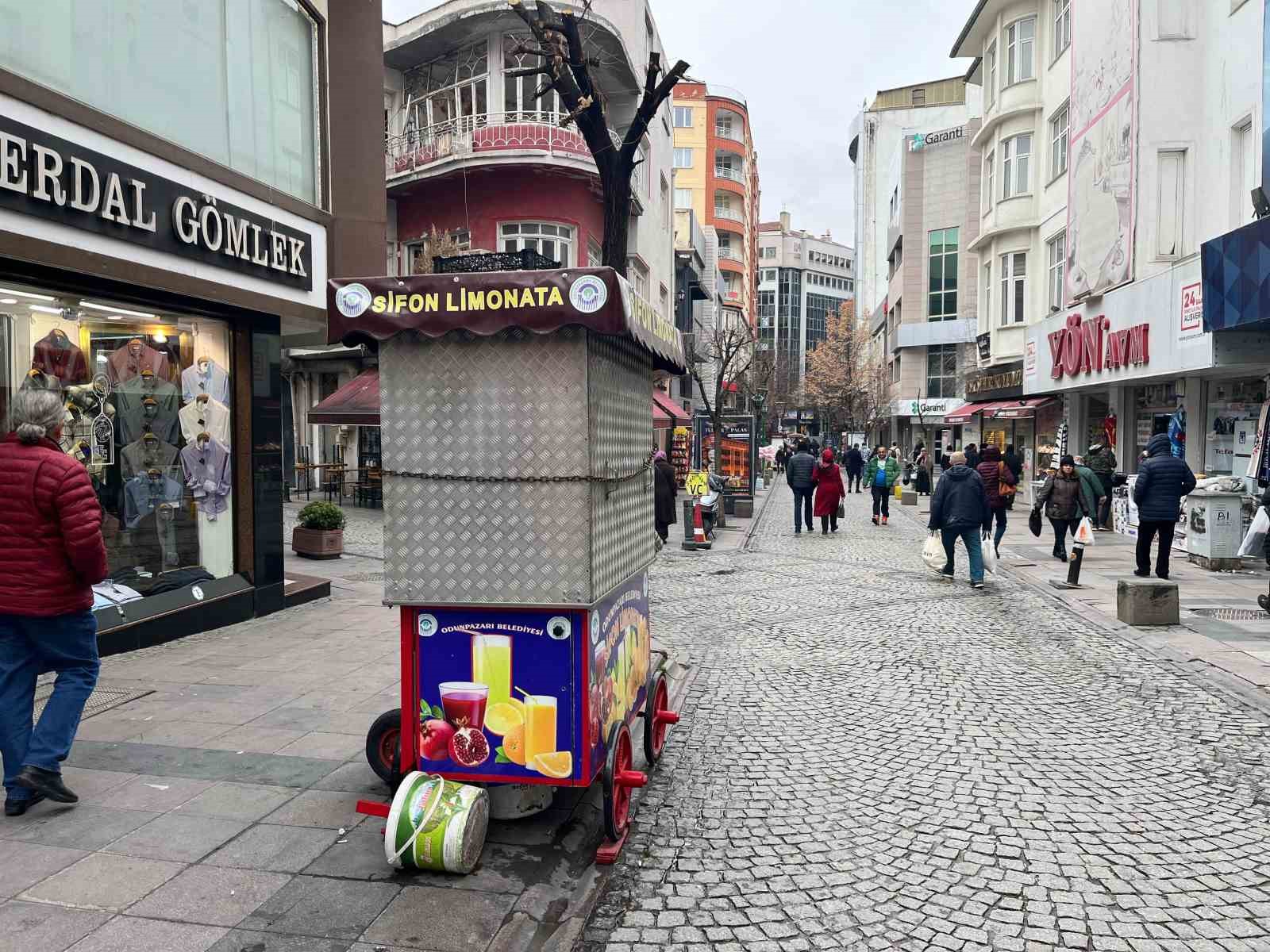 Seyyar esnaf soğuk havadan dolayı kepenk kapattı
