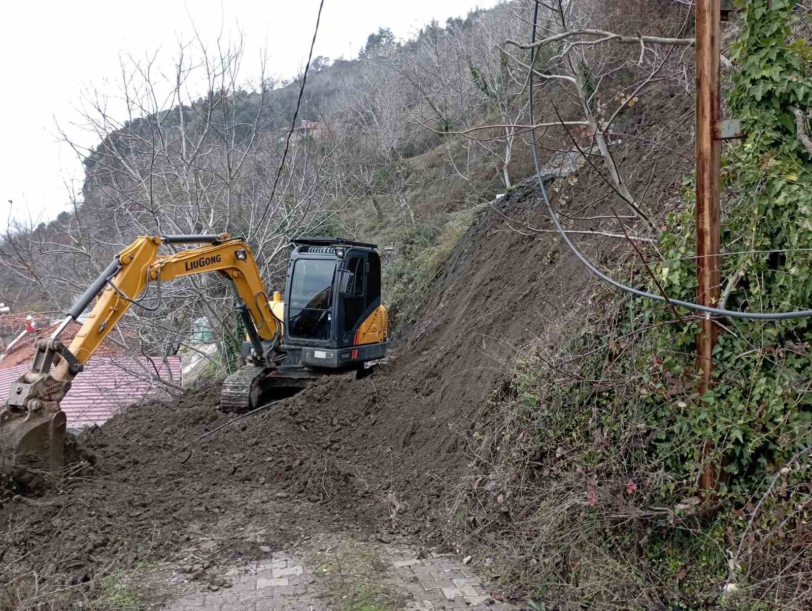 Efeler Belediyesi kapanan yolu açtı
