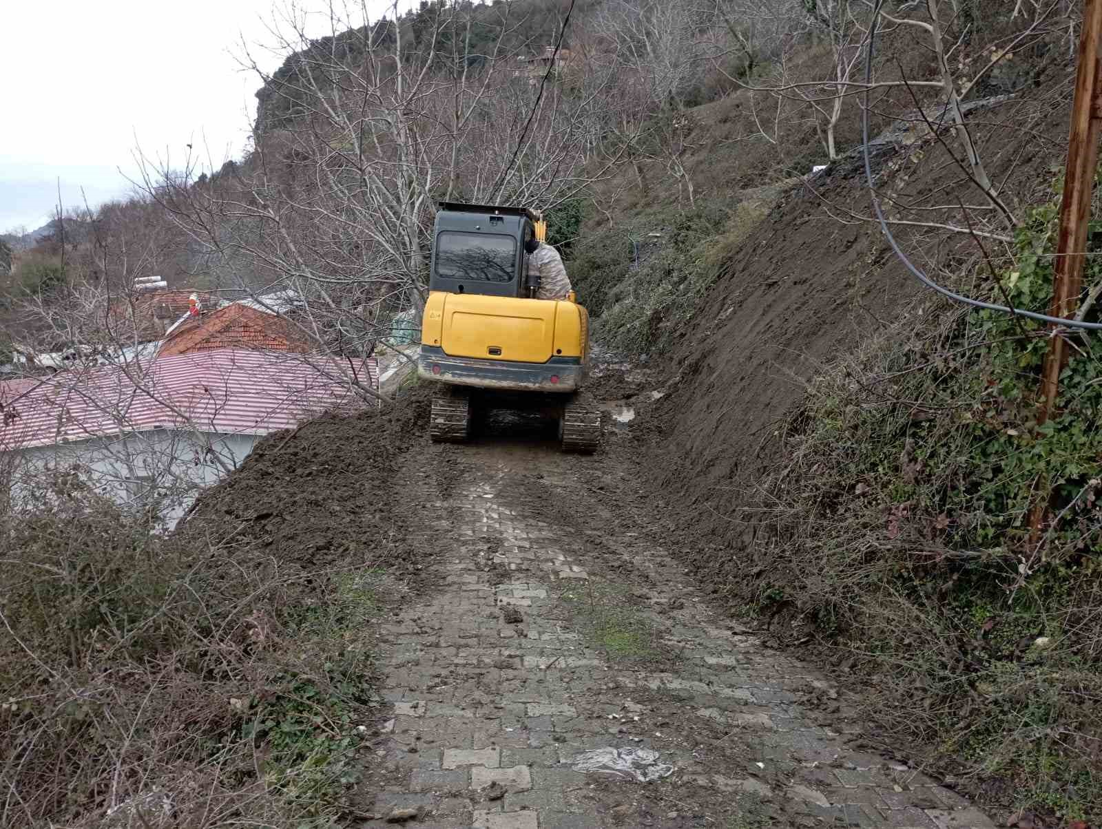 Efeler Belediyesi kapanan yolu açtı
