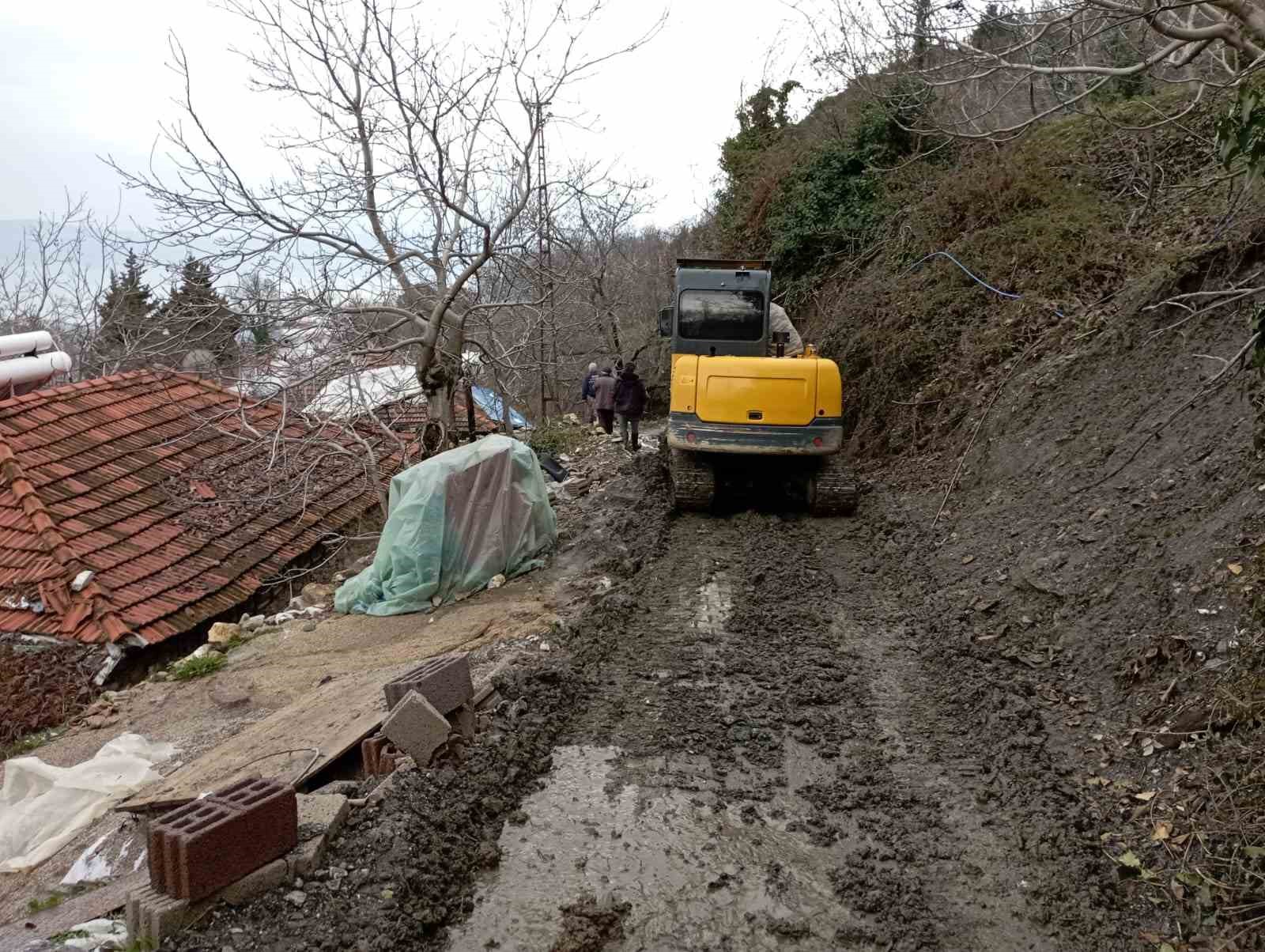 Efeler Belediyesi kapanan yolu açtı
