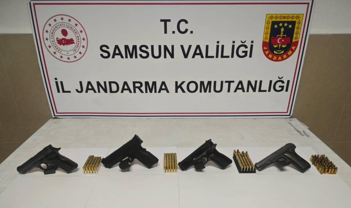 Jandarma bir evde 4 adet tabanca ele geçirdi
