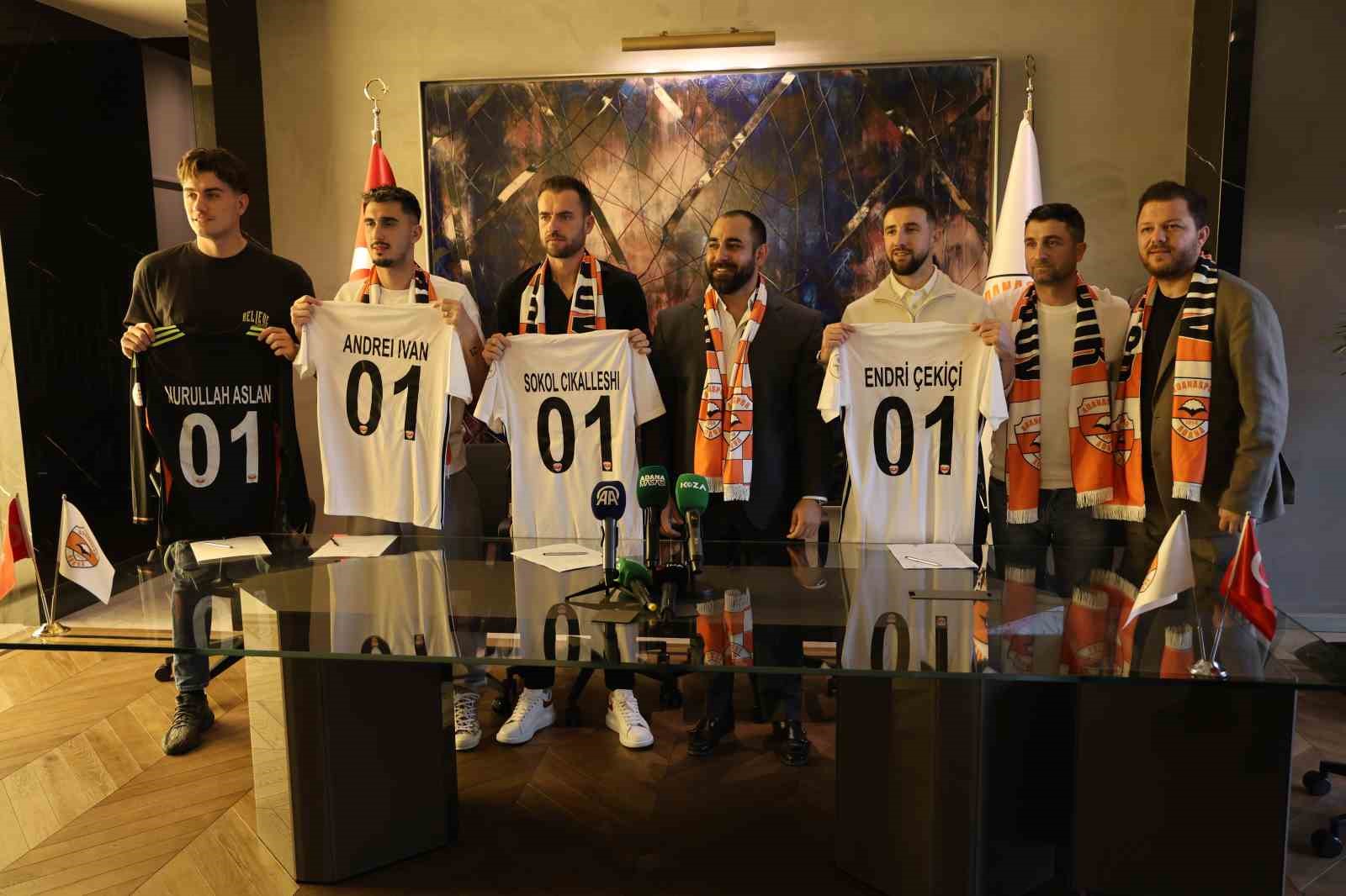 Adanaspor’dan 4 yeni transferi için toplu imza töreni
