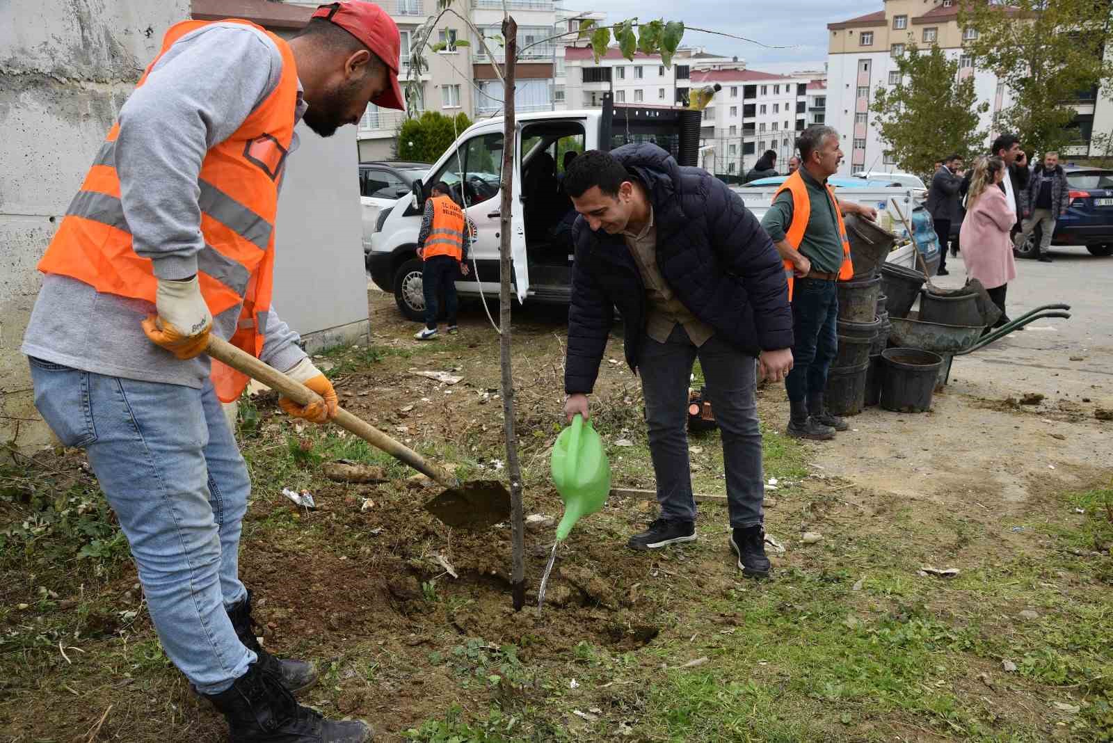 Atakum’da 215 fidan ve 2 bin 400 çalı dikildi
