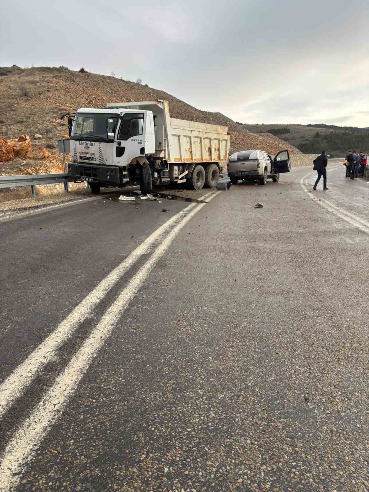 Buzlanma kazaya neden oldu: 4 yaralı
