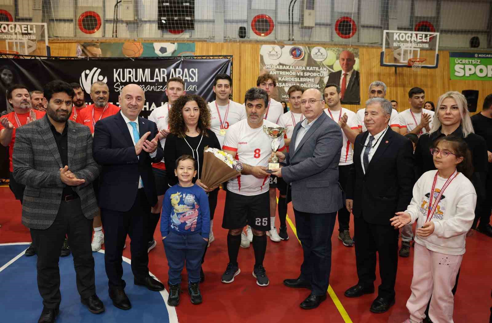 Darıca’da kurumlar arası voleybol turnuvasında ödüller sahiplerini buldu
