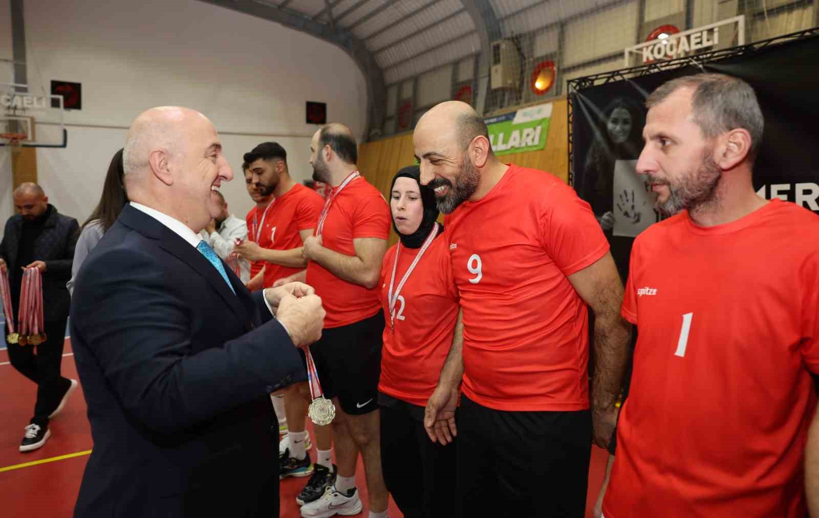 Darıca’da kurumlar arası voleybol turnuvasında ödüller sahiplerini buldu
