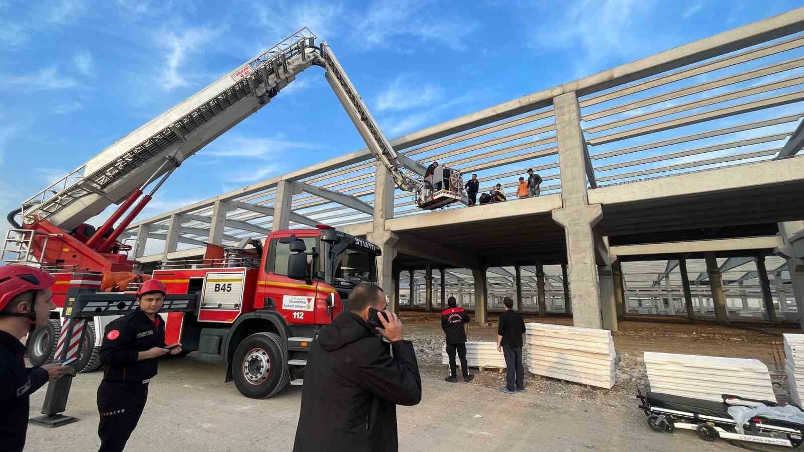 Kahramanmaraş’ta inşaattan düşen 2 işçi yaralandı
