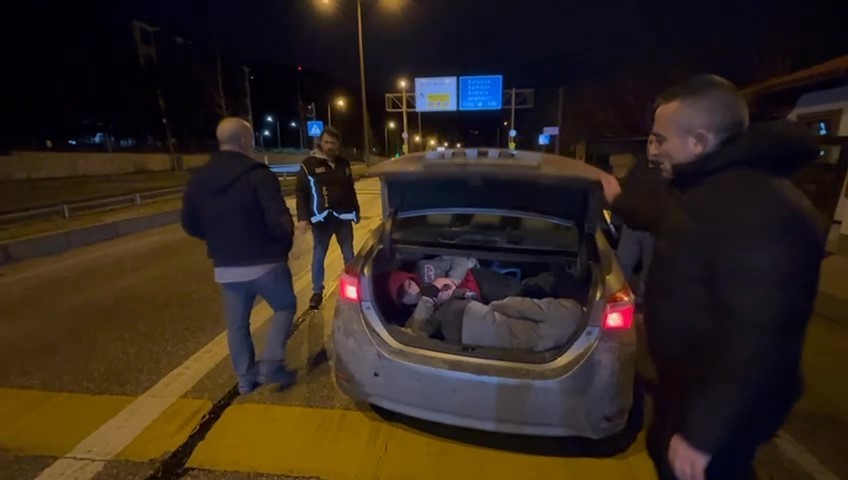 Amasya’da içinden 5 kaçak göçmen çıkan otomobilin sürücüsü ve 2 kişi tutuklandı
