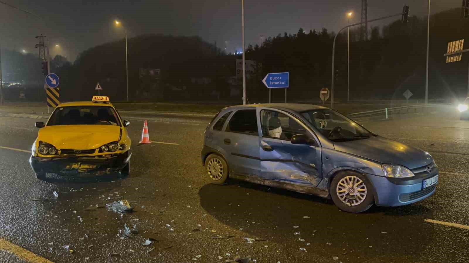 Bolu’da iki otomobil çarpıştı: 3 yaralı
