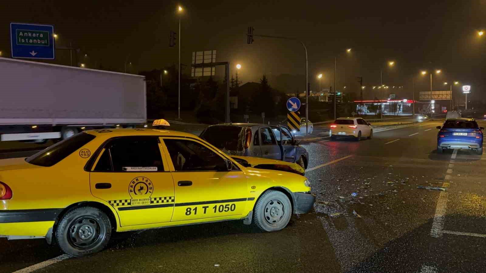 Bolu’da iki otomobil çarpıştı: 3 yaralı
