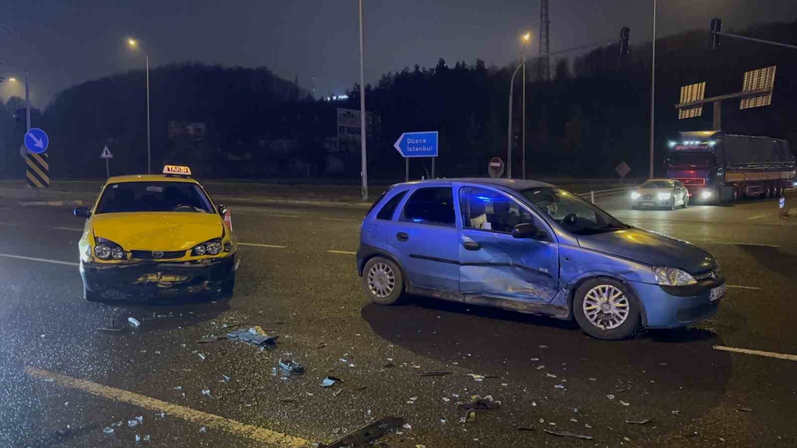 Bolu’da iki otomobil çarpıştı: 3 yaralı
