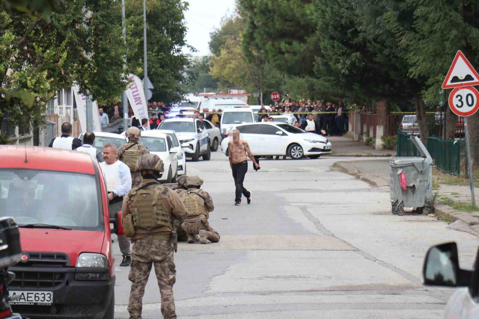 Sakarya’da vahşet: Eski polis, sevgilisini boğazından defalarca bıçakladı
