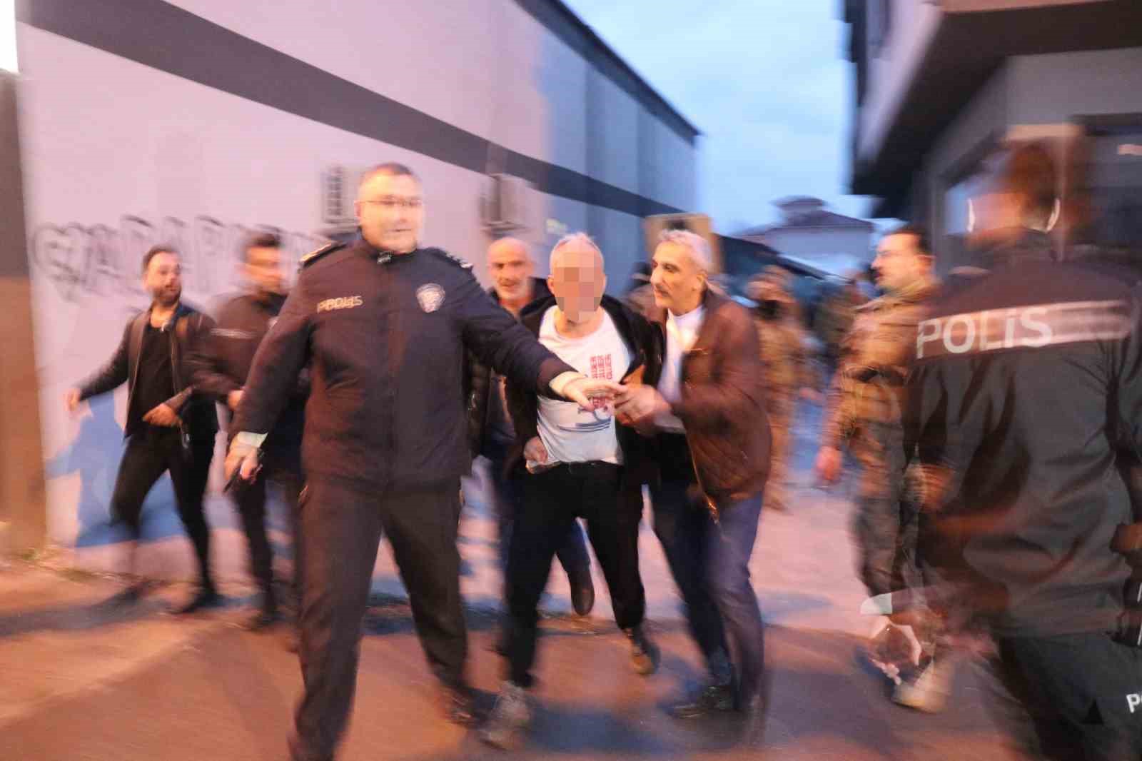 Sakarya’da vahşet: Eski polis, sevgilisini boğazından defalarca bıçakladı
