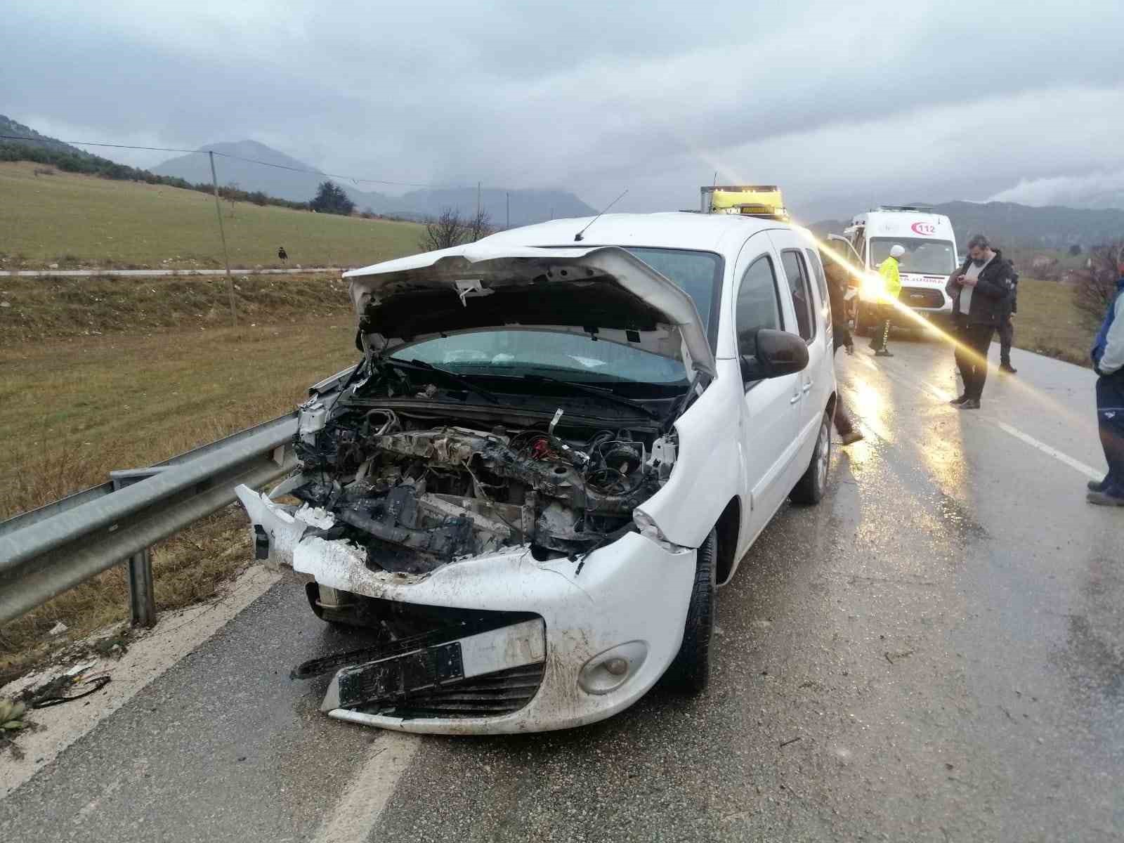 Isparta’da midibüs ile sivil polis aracı çarpıştı: 2 polis yaralı
