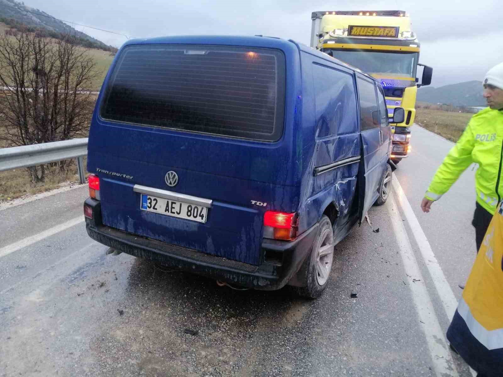 Isparta’da midibüs ile sivil polis aracı çarpıştı: 2 polis yaralı
