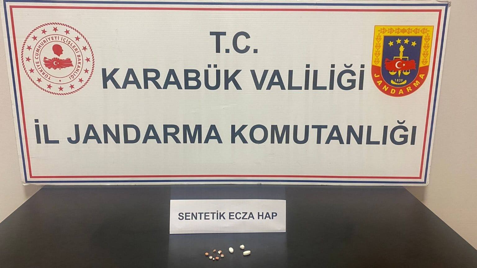 Şüpheli şahsın üzerinden sentetik ecza hap çıktı
