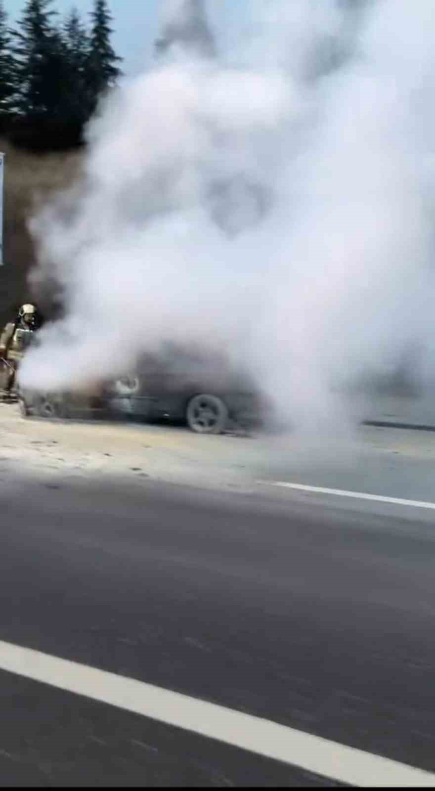 Ankara’da seyir halindeki otomobil alev alev yandı
