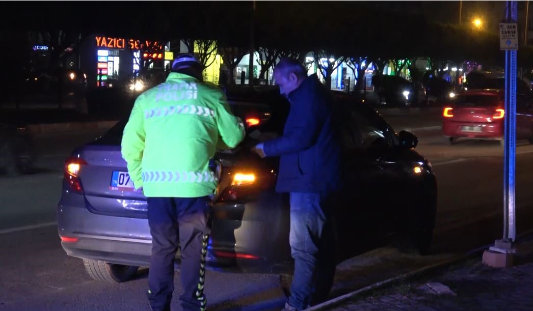 Antalya’da motosikletli polis timi ile otomobil çarpıştı: 1 polis yaralandı
