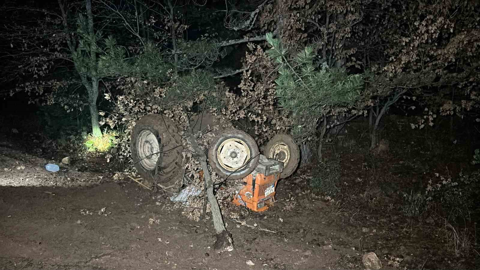 Kontrolden çıkan traktör ormanlık alana devrildi: 2 ölü, 2 yaralı
