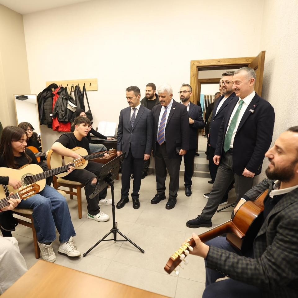 Temelleri 1937 yılında atılan Kocaeli’nin simge binası yenilenen yüzüyle açıldı
