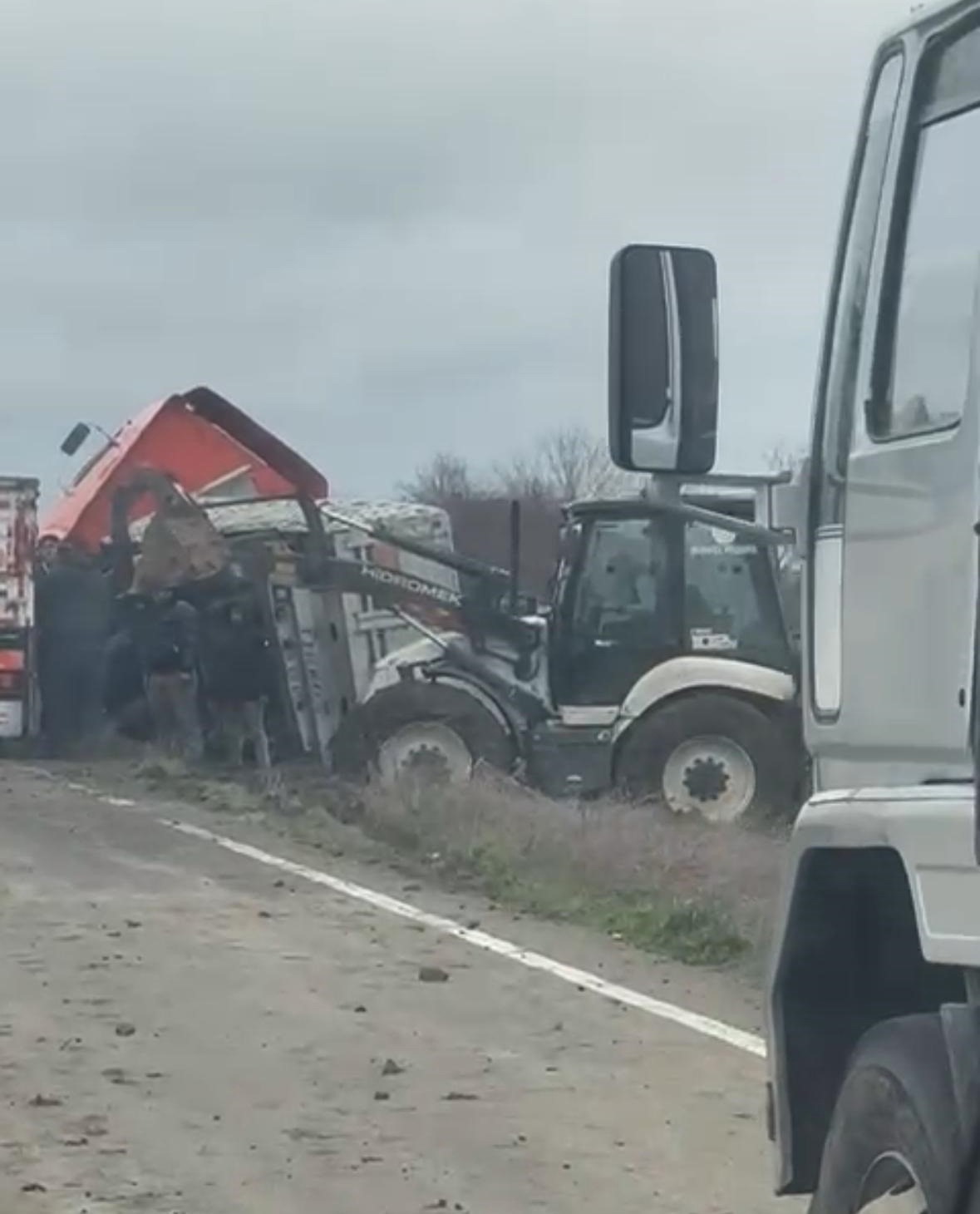 Kontrolden çıkan kamyon tarlaya devrildi
