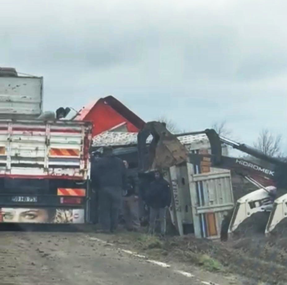 Kontrolden çıkan kamyon tarlaya devrildi
