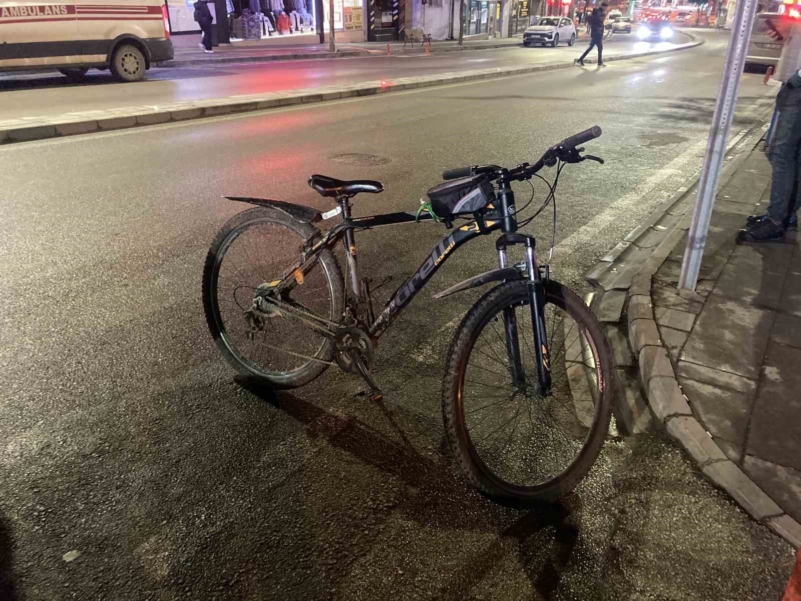 Burdur’da yola çıkan aracı gören bisikletli panikleyerek düşüp yaralandı
