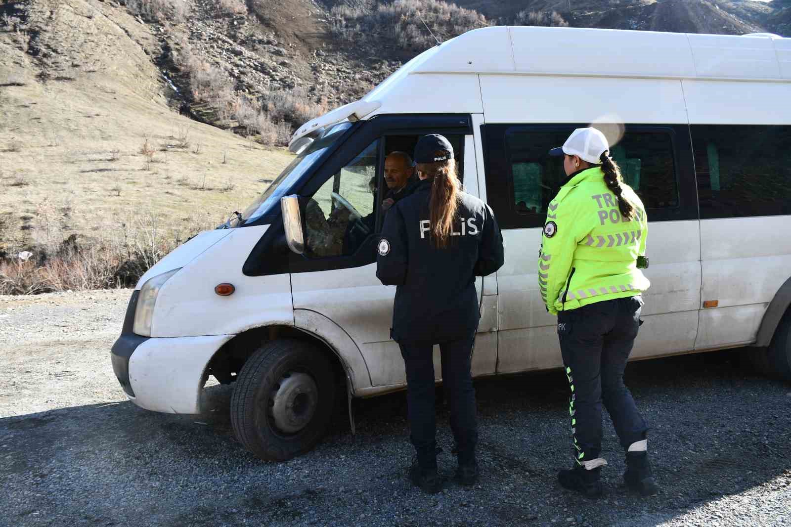 Beytüşşebap’ta kadın polisler ilçe giriş ve çıkışlarında rutin kontroller yaparak asayişi sağlıyor
