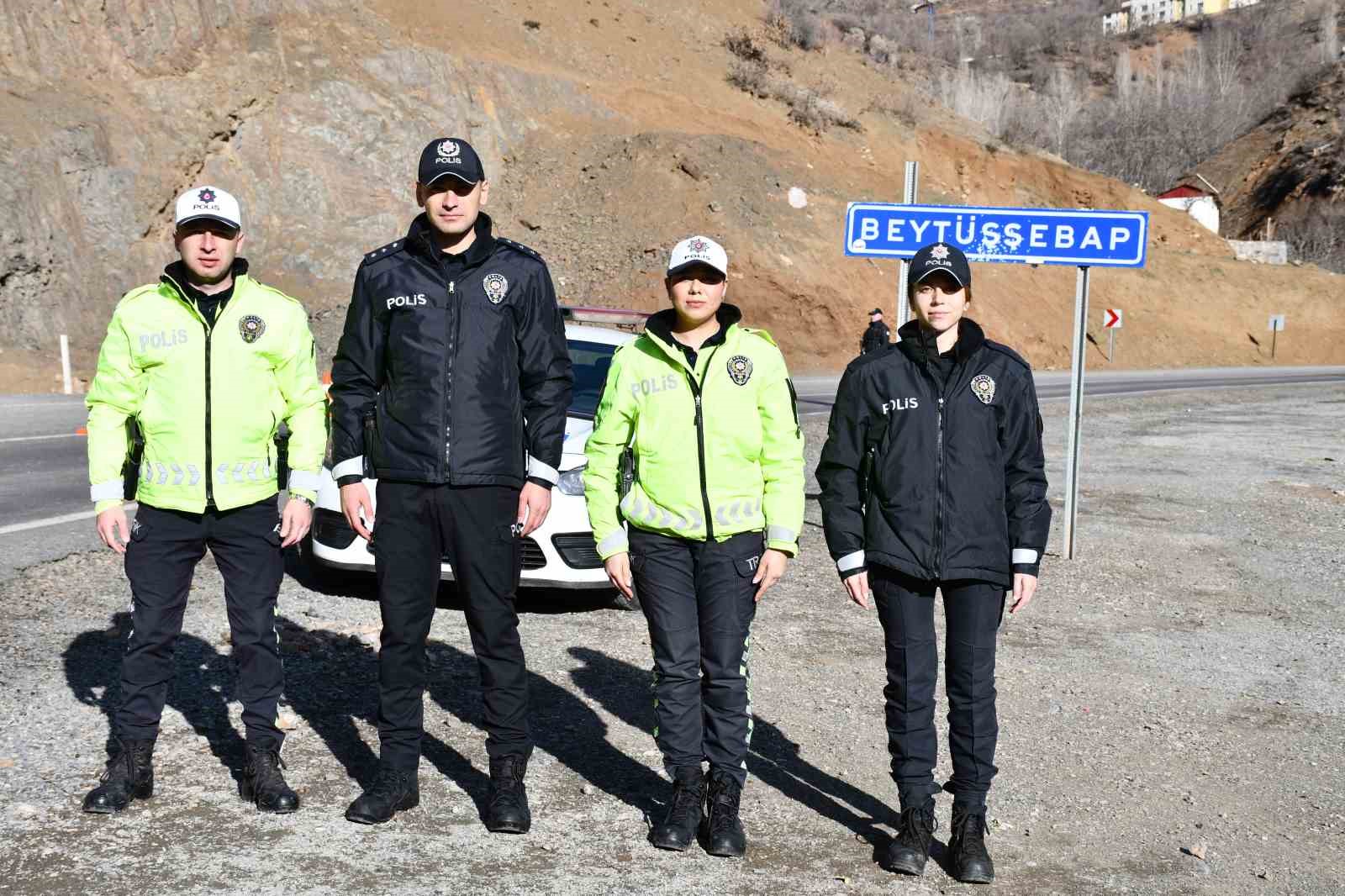 Beytüşşebap’ta kadın polisler ilçe giriş ve çıkışlarında rutin kontroller yaparak asayişi sağlıyor
